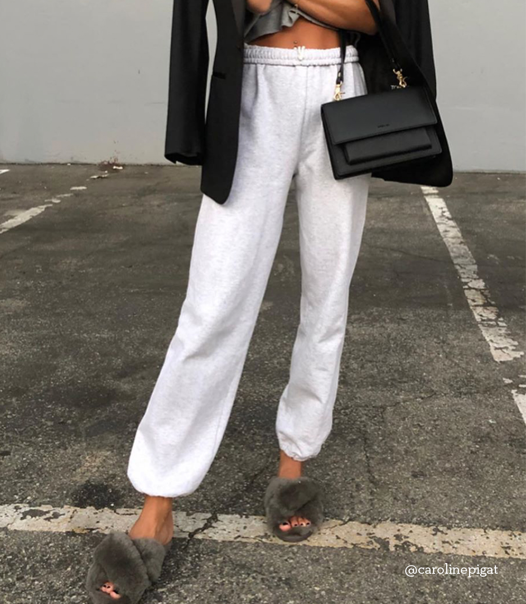 Influencer wearing EMU Mayberry sheepskin slippers outside in chic outfit